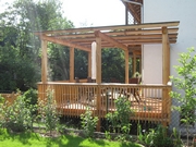 Holzdeck mit Pergola